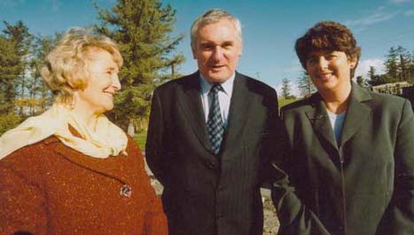 An Taoiseach Bertie Ahern TD with curator Nancy Smyth and secretary Andrea Wills